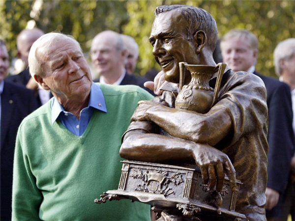 
Palmer chụp ảnh bên cạnh bức tượng của mình năm 2005.