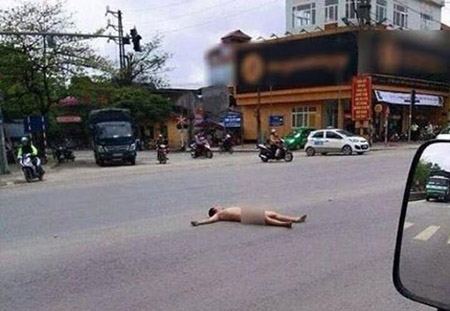  
Người đàn ông khỏa thân nằm "ăn vạ" giữa đường tại Phú Thọ.
