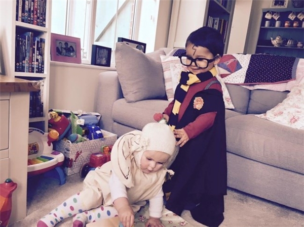 
Hai em bé đáng yêu nhập vai trong Harry Potter và Ngôi trường phù thủy. Ảnh: Brightside.