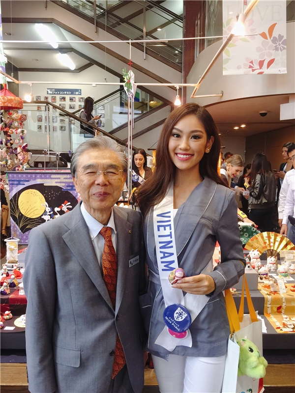 Phương Linh mang quà quý từ Việt Nam đến Hoa hậu Quốc tế 2016