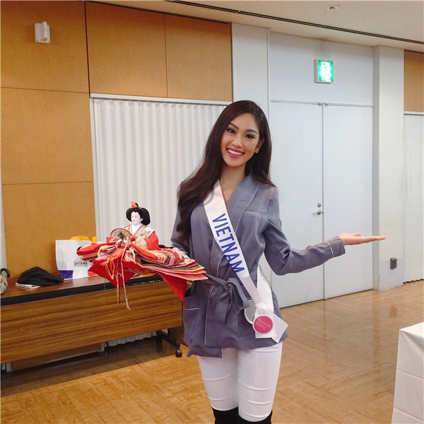 Phương Linh mang quà quý từ Việt Nam đến Hoa hậu Quốc tế 2016