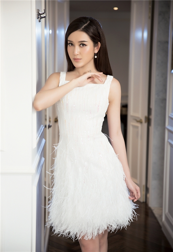 
Bộ váy trắng vừa thanh lịch với phần vai to bản, vừa gợi cảm với chiều dài trên gối kết hợp chi tiết lông đính kết mềm mại.