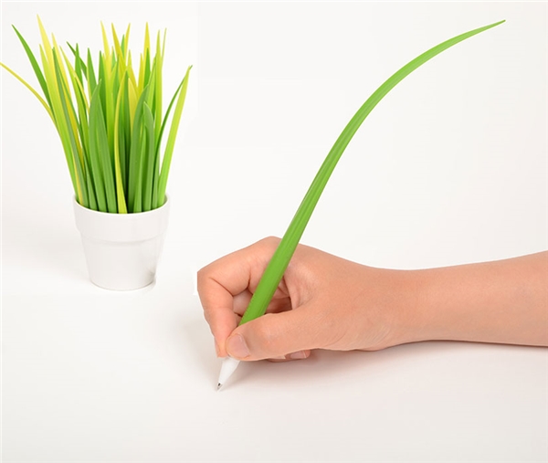 
Bút cọng cỏ: Những cây bút này vừa giúp trang trí bàn làm việc, vừa tạo cảm giác êm tay khi viết.