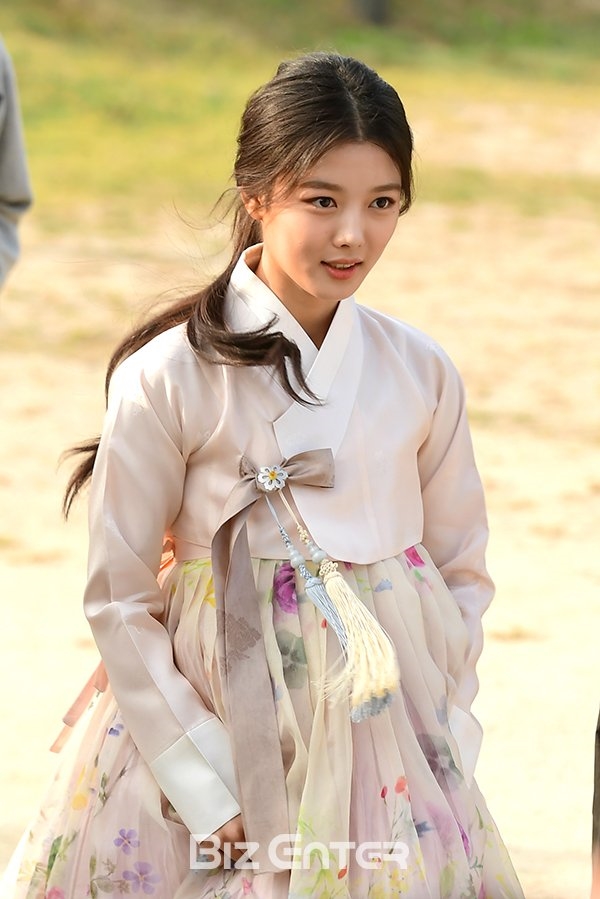 Kim Yoo Jung xinh như mộng, ân cần chỉnh áo giúp Park Bo Gum