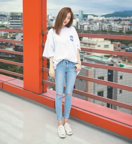 
Quần jeans, áo phông và sneaker là combo thời trang đơn giản nhất mỗi khi xuống phố.