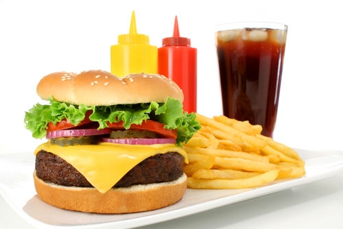 Đồ ăn nhanh chứa một lượng chất béo đáng kể làm tăng lượng axit trong dạ dày và gây ra chứng ợ nóng.
