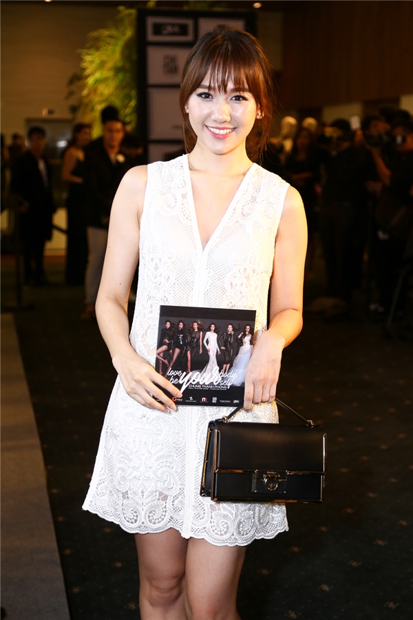 
Hari Won thanh lịch với váy ren trắng. Cô đến tham gia show diễn một mình.