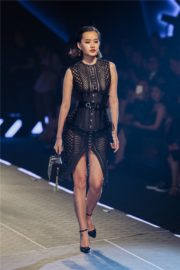 
Kim Chi diện váy xuyên thấu mỏng manh kết hợp corset.