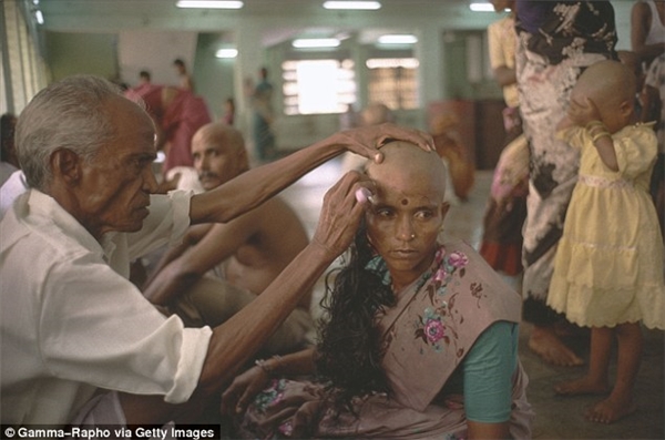 
Phụ nữ và cả trẻ em Ấn Độ thường bán tóc để kiếm tiền.