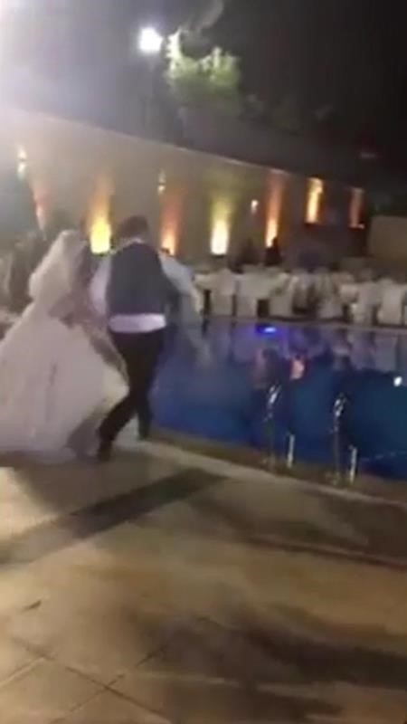 Được sự cổ vũ của khách mời, đôi trẻ quyết tâm nhảy xuống hồ bơi chào mừng đám cưới.