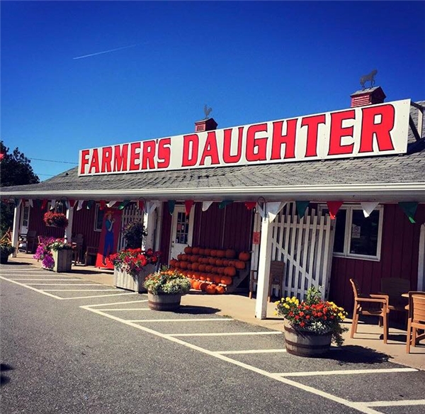 
Chính vì dân số quá thưa thớt trong khi đất đai lại quá rộng nên mới đây, một cửa hàng thực phẩm ở Whycocomagh có tên The Farmer's Daughter Country Market đã đăng tin “tuyển” người dân Canada đến đây định cư và sinh sống. (Ảnh: The Farmer's Daughter Country Market)