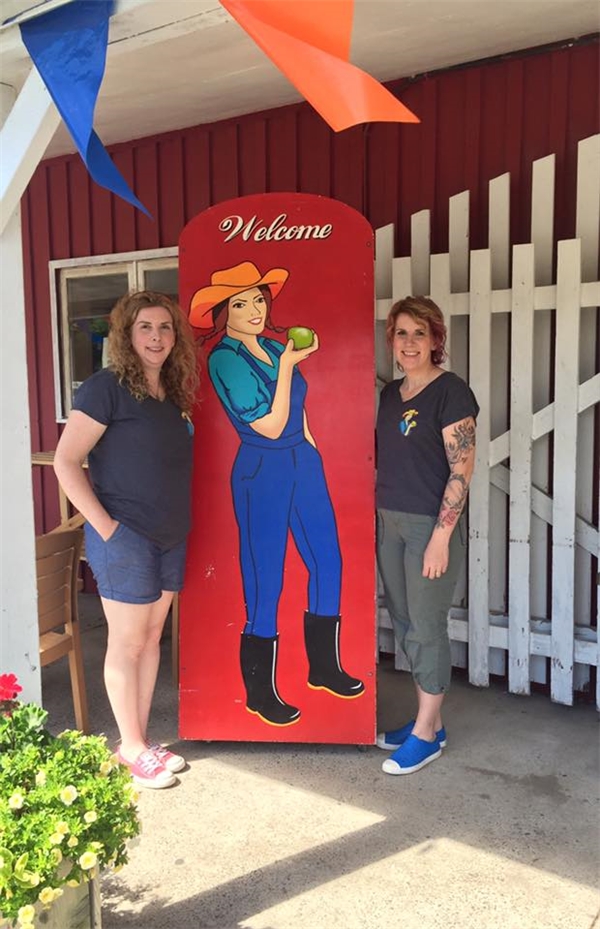 
Chủ của cửa hàng này là hai chị em cô Heather Coulombe (trái) và Sandee MacLean. (Ảnh: The Farmer's Daughter Country Market)
