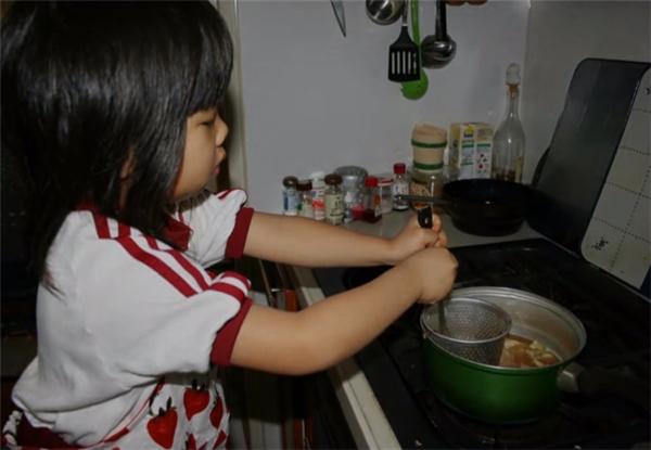 
Tại một khu phố nhỏ ở tỉnh Fukuoka, Nhật Bản, đều đặn vào lúc 6 giờ sáng mỗi ngày, người dân trong phố lại trông thấy một bé gái 5 tuổi đứng bên bếp để nấu bữa sáng trong khi những đứa trẻ khác đồng trang lứa vẫn đang say ngủ.