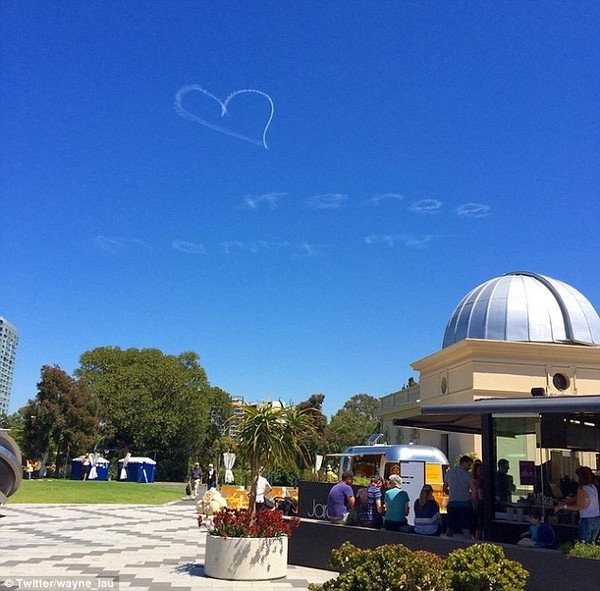 Chàng trai đã viết lời cầu hôn lên bầu trời thật đặc biệt nhưng vẫn bị từ chối. (Ảnh: Internet)