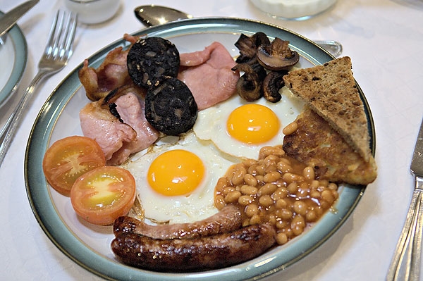 
Anh Quốc: Ở Anh bữa sáng đầy đủ ở phải có đậu, xúc xích, thịt lợn xông khói, trứng, nấm, bánh mỳ nước. Ngoài ra, trà là một thành phần không thể thiếu.