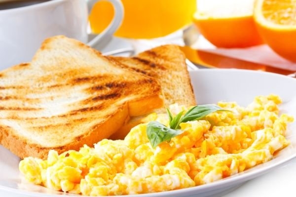
Ba Lan: Bữa sáng ở Ba Lan có tên địa phương là Jajecznica. Bữa sáng truyền thống của quốc gia này thường gồm trứng bác và hai bánh khoai tây.