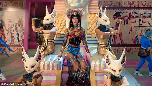 
Học tập cô nàng Katy Perry trong MV Dark Horses hóa thân thành Nữ hoàng Ai Cập kiêu sa nào. (Ảnh: Internet)