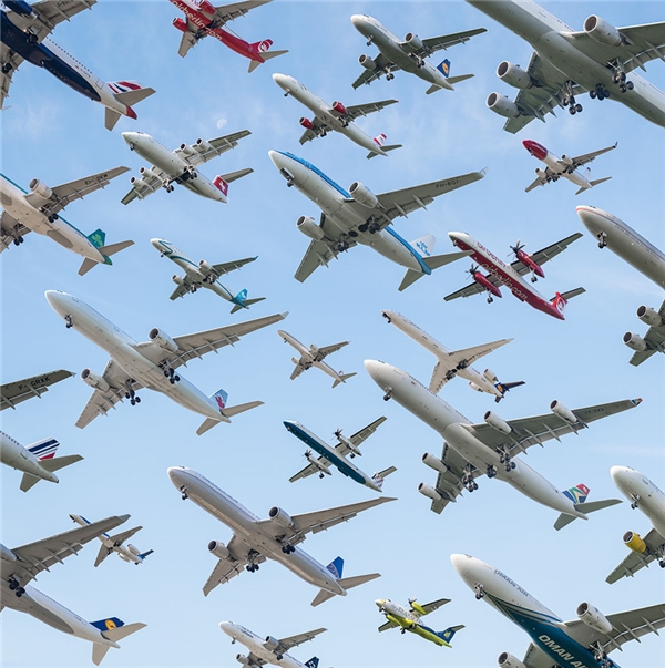 
Bức ảnh này chụp cảnh những chiếc máy bay cuối cùng đang đáp xuống sân bay Munich, Đức.