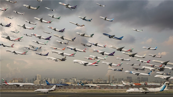 
Những chiếc phi cơ này đang cất cánh trên đường bay 30R ở sân bay Dubai, trên nền trời xám xịt ở bên phía các tiểu vương quốc láng giềng của Sharjah.