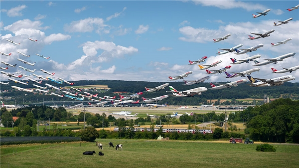 
Theo kế hoạch cắt giảm tiếng ồn, sân bay Zurich đã cho máy bay tỏa ra theo nhiều hướng khác nhau tùy vào mức độ gió. Bức này ảnh thú vị ở điểm đối nghịch giữa dàn phi cơ hiện đại và vùng quê Thụy Điển bình dị xung quanh sân bay.