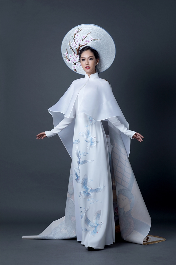 
Áo choàng thể hiện sự sang trọng và quyền lực của người phụ nữ Việt Nam. Điểm nhấn quan trọng của thiết kế là áo choàng có hình người phụ nữ Nhật Bản trong trang phục kimono mời trà đạo người phụ nữ Việt Nam mặc áo dài, bên cạnh là đóa hoa sen - quốc hoa của Việt Nam và chiếc nón lá.