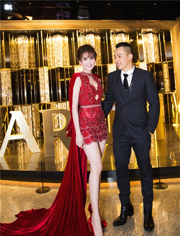 
Đồng hành với Ngọc Trinh trên thảm đỏ là “ông trùm chân dài” Khắc Tiệp. Năm nay, Khắc Tiệp tiếp tục tham gia vào đêm chung kết Hoa hậu Hàn Quốc với vai trò giám khảo khách mời.