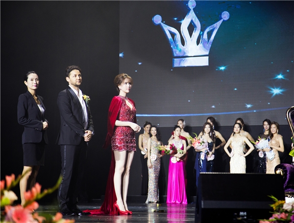 Ngọc Trinh đẹp lấn át Hoa hậu Hàn Quốc, Trung Quốc