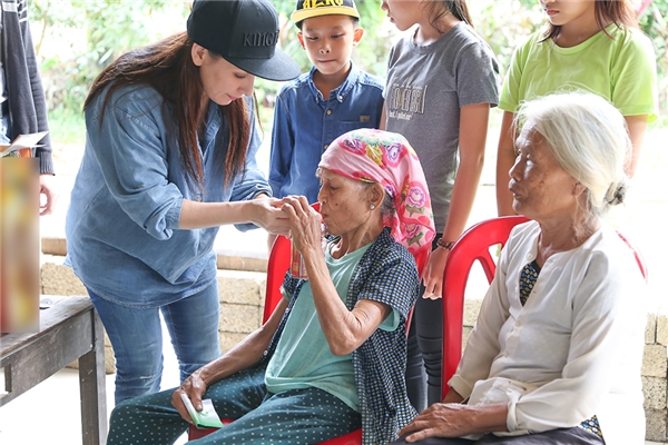 Hồ Văn Cường lần đầu cùng mẹ Phi Nhung đến thăm người dân miền Trung - Tin sao Viet - Tin tuc sao Viet - Scandal sao Viet - Tin tuc cua Sao - Tin cua Sao