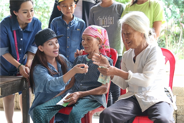 Hồ Văn Cường lần đầu cùng mẹ Phi Nhung đến thăm người dân miền Trung - Tin sao Viet - Tin tuc sao Viet - Scandal sao Viet - Tin tuc cua Sao - Tin cua Sao