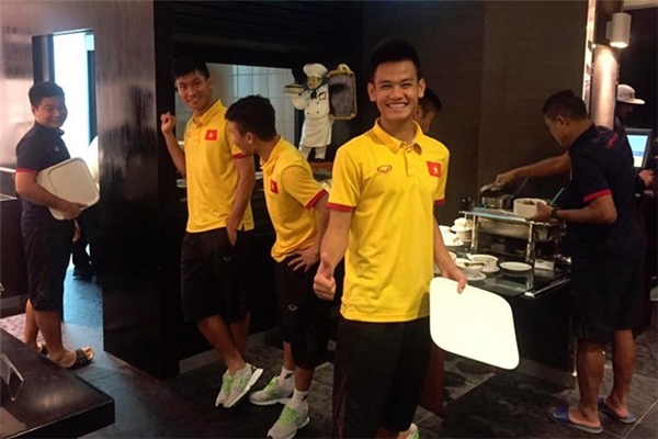 Người hâm mộ bóng đá vỡ òa khi U19 Việt Nam vào World Cup