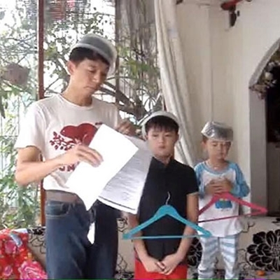 Anh Xuân Trí cùng hai cậu con trai đã khiến cư dân mạng được một phen cười ngất vì độ hài hước của họ.
