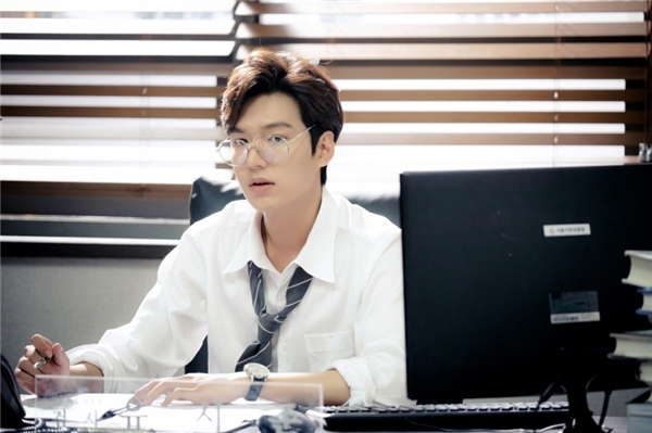 Lee Min Ho hoàn hảo hóa thân thành thiên tài lừa đảo bảnh trai