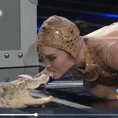 Cô gái hôn cá sấu trước sự chứng kiến của đông đảo khán giả.