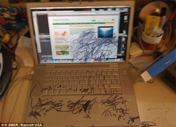 
Không có giấy thì con vẽ lên laptop. (Ảnh: Internet)
