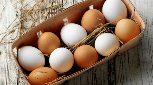 
Trứng vỏ trắng thường rẻ hơn trứng vỏ nâu khá nhiều.