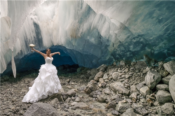 Đôi vợ chồng người Mỹ nổi tiếng vì làm lễ cưới ở hang động băng