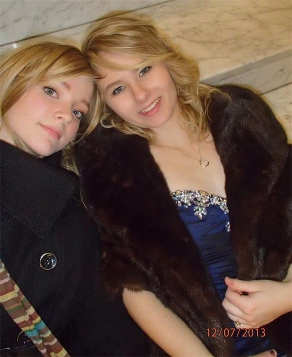 
Bức ảnh cuối cùng của Hope (phải), chụp cùng bạn thân của mình tại một buổi vũ hội của trường trung học, trước khi cô qua đời trong một vụ tai nạn ô tô nghiêm trọng, khiến người văng ra khỏi buồng lái. Nếu còn sống, giờ này cô gái đã được 21 tuổi.