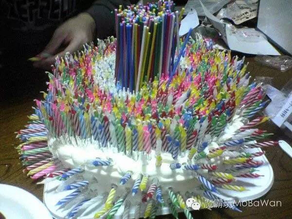 Chiếc bánh sinh nhật phủ đầy 68 ngọn nến. (Ảnh: Internet)