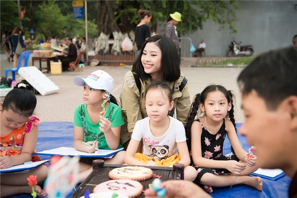 Hoa hậu Ngọc Hân, Á hậu Thanh Tú dạy vẽ cho trẻ em trên phố