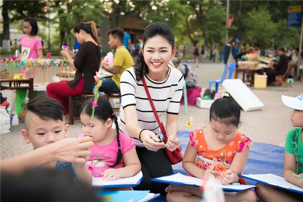 Hoa hậu Ngọc Hân, Á hậu Thanh Tú dạy vẽ cho trẻ em trên phố