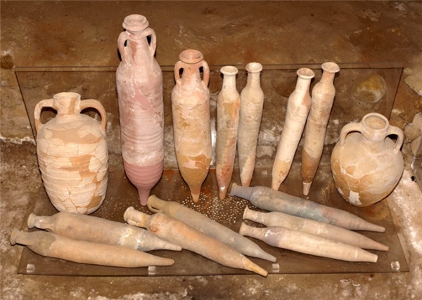 
Những chiếc bình đựng garum được khai quật tại tàn tích Pompeii.