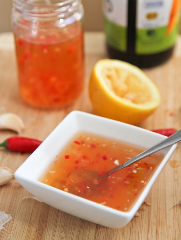 
Chén nước mắm ớt tỏi điển hình của người Việt.