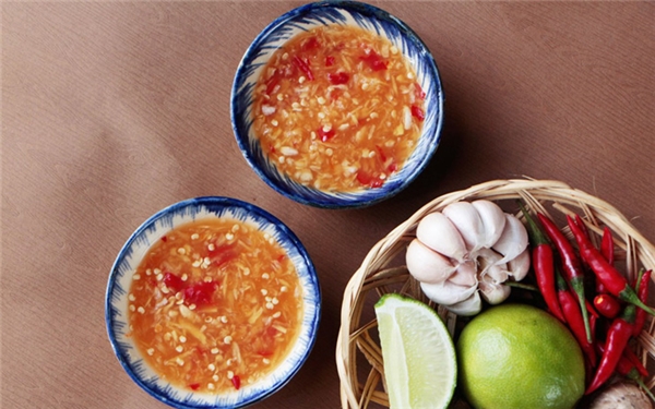 Một chén nước mắm ớt cay kinh điển, rất thường gặp ở miền Trung Việt Nam, chẳng hạn Huế.