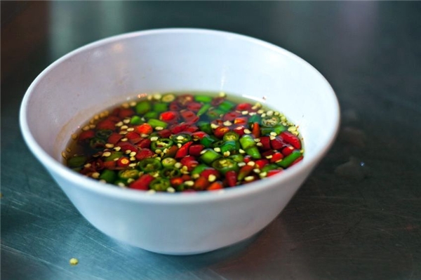 
Một chén nước mắm ớt cay kinh điển, rất thường gặp ở miền Trung Việt Nam, chẳng hạn Huế.
