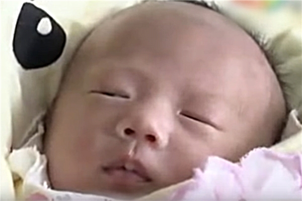
Chị Lin đã từ bỏ điều trị ung thư để giữ lại em bé.