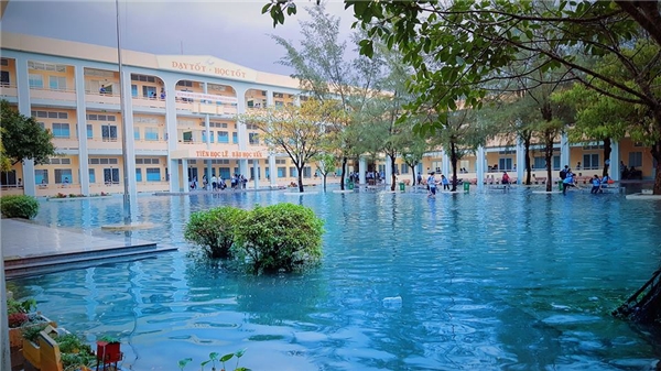 Khuôn viên sân trường ngập trong biển nước. (Ảnh: DNB)