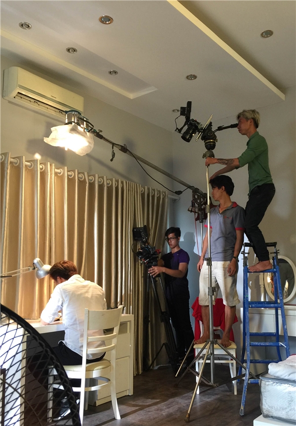 Hé lộ hình ảnh hậu trường thú vị trong MV mới của Huy Nam