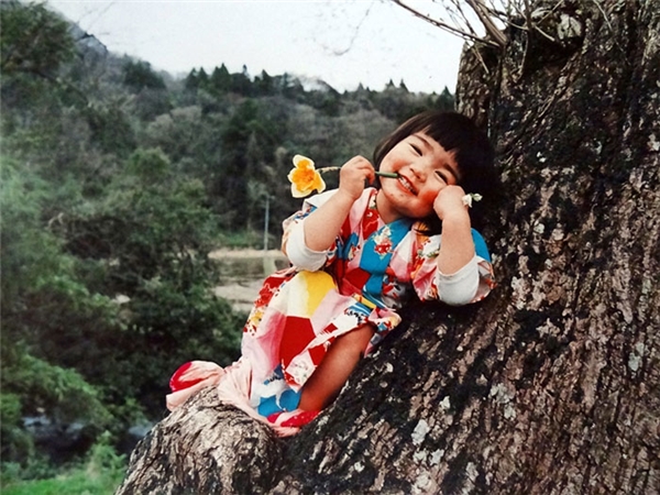Tan chảy vẻ đẹp trong veo của cô bé trong sách ảnh nổi tiếng nước Nhật