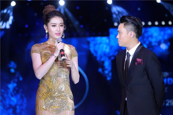 
Xuất hiện trên sân khấu, nhan sắc ngọt ngào "không góc chết" của Á hậu Việt Nam 2014 khiến người đối diện không thể rời mắt.