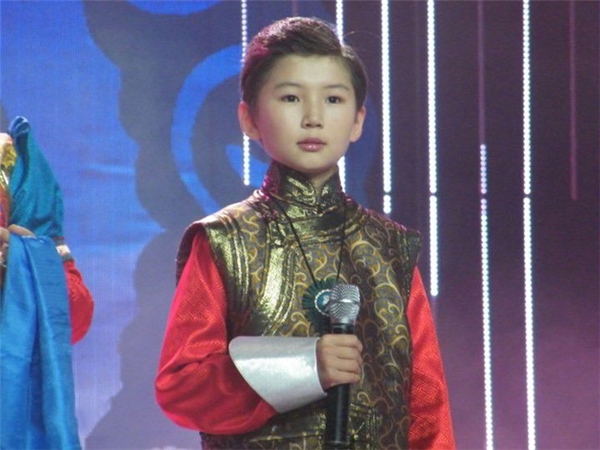 
Uudam là cậu bé người Nội Mông Cổ sinh ra trong một gia đình có truyền thống âm nhạc.